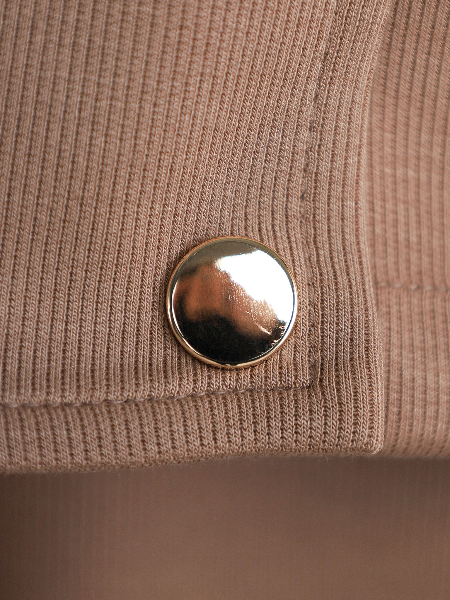 Жакет трикотажный бежевого цвета с кулиской по низу